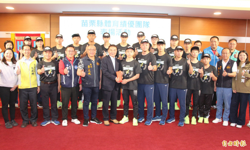 大獎娛樂城、大獎娛樂-場中投注 苗縣苑裡高中國男排隊五大盃賽均得冠 鍾東錦接見頒75萬獎勵金