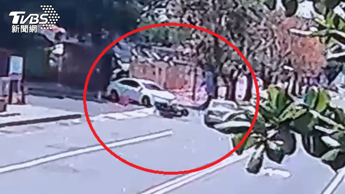 大獎娛樂城、大獎娛樂 線上娛樂城 台南警匪飛車追逐！員警連人帶車遭擊落重摔　嫌犯仍在逃