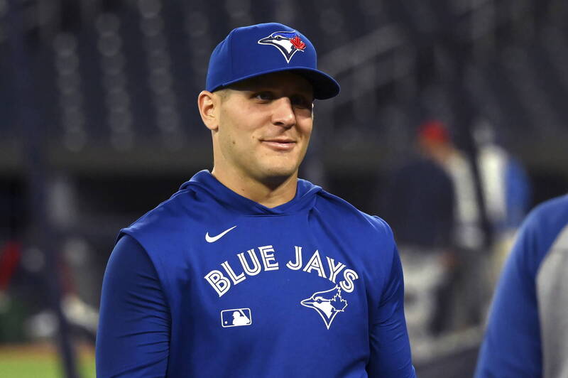 大獎娛樂城、大獎娛樂 線上新聞 年度最佳美技？ 藍鳥金手套外野手滑倒後背後神接球（影音）