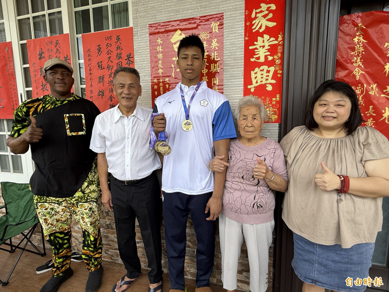 大獎娛樂城、大獎娛樂 線上新聞 泳將孫子橫掃世界中學生運動會四面金牌，雲林外公欣喜宴請鄉親
