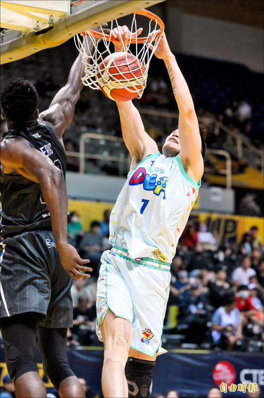 大獎娛樂城、大獎娛樂 線上新聞 李睿麒奮力阻擋艾倫，特攻隊保留晉級機會