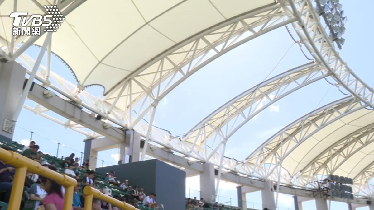 大獎娛樂城、大獎娛樂 線上新聞 下午四點開打！澄清湖棒球場「屋頂」破損，陽光直曬球迷酷熱難耐