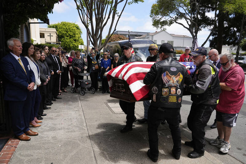 大獎娛樂城、大獎娛樂 線上新聞 穿越81年時光！二戰墜毀美軍轟炸機，11殉職機組員中4名遺骸終於返鄉安息