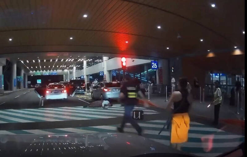 大獎娛樂城、大獎娛樂 線上新聞 桃機外白牌車暴衝逃逸！乘客驚險跳車翻滾畫面曝光，觸目驚心！