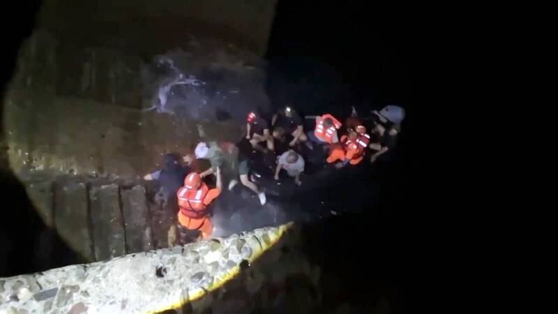 大獎娛樂城、大獎娛樂 線上新聞 「鑫豐」輪金門烏坵觸礁9人脫困！海巡、海陸攜手救援畫面震撼曝光！