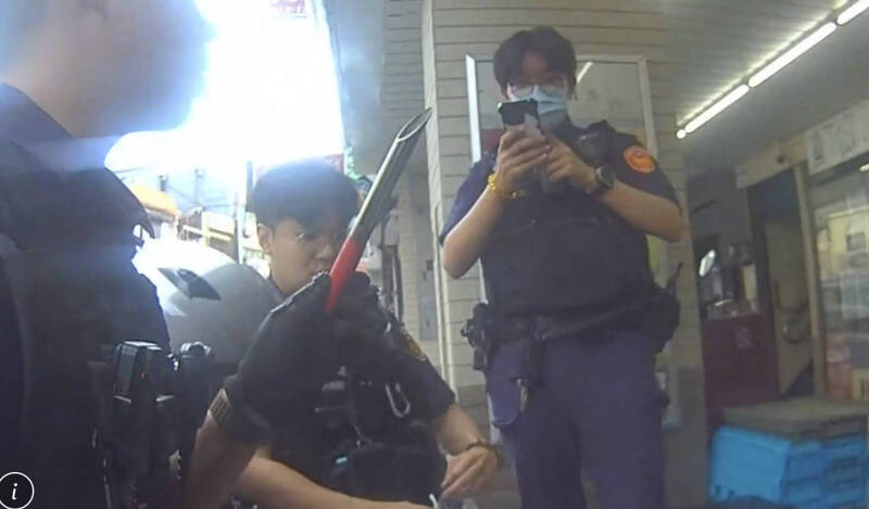 大獎娛樂城、大獎娛樂 線上新聞 社會震驚！ 中壢街頭濺血！討債變命案，男子遭「鐵管刺胸」命危！警方火速10分鐘逮人。