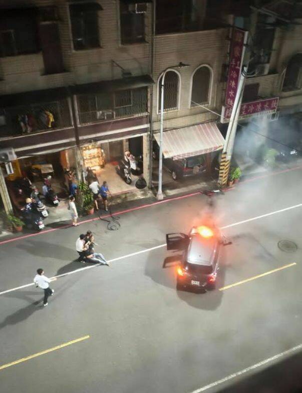 大獎娛樂城、大獎娛樂 線上新聞 火燒車驚魂！高雄半夜轎車撞電桿自燃，熱心住戶衝火海拖出駕駛！