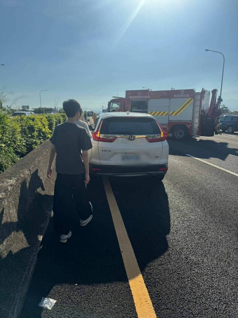 大獎娛樂城、大獎娛樂-線上新聞-國道驚魂！ 國1北上大雅路段小貨車猛撞統聯客運，客運駕駛腿傷送醫！