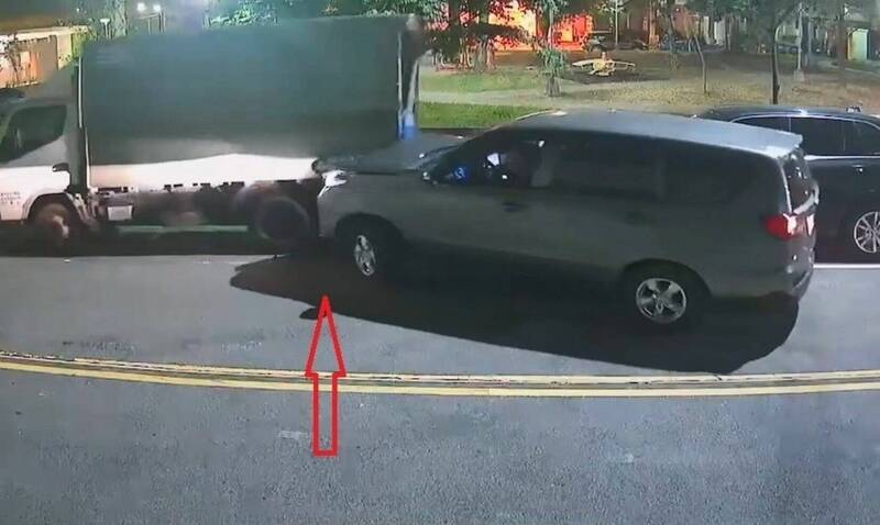 大獎娛樂城、大獎娛樂-線上新聞-深夜驚魂！ 愛車遭撞兇手逃逸，台中警追查驚爆：竟是無照女「換手」肇事！