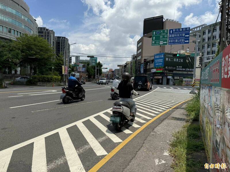 大獎娛樂城、大獎娛樂-線上新聞-民怨炸鍋！彰化槽化線新設「陷阱」？機車族怒吼：10輛9輛壓線違規！