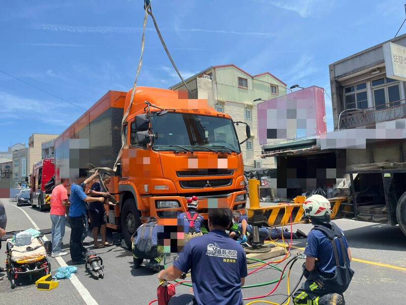 大獎娛樂城、大獎娛樂-線上新聞-悲劇！93歲單車嬤停等紅燈竟遭大貨車奪命，家屬悲痛欲絕！