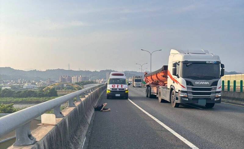 大獎娛樂城、大獎娛樂-線上新聞-玩命關頭！男子路肩「躺平」險釀連環車禍，嚇壞路過駕駛！