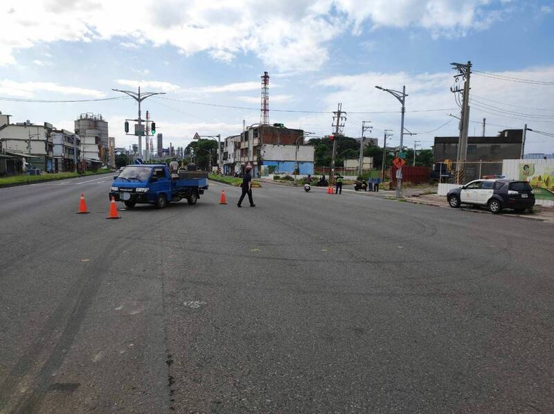 大獎娛樂城、大獎娛樂-線上新聞-暖心一幕！高雄女騎士撞貨車倒地，駕駛跪地守護傷者獲讚！