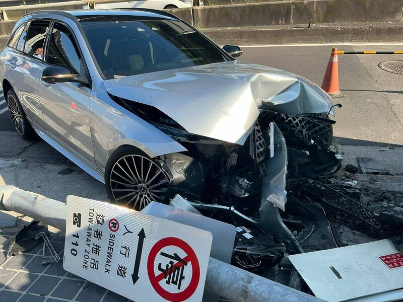 大獎娛樂城、大獎娛樂-線上新聞-離譜畫面！賓士自撞橋墩變電箱，駕駛竟稱「開到快睡著」？！