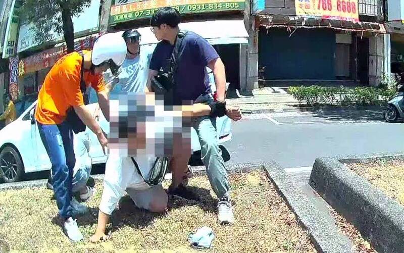 大獎娛樂城、大獎娛樂-線上新聞-黑吃黑？高雄詐團內訌街頭上演，警飛車追捕逮夫妻檔追回30萬贓款！