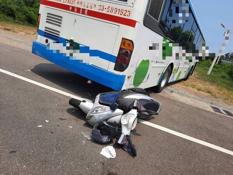 大獎娛樂城、大獎娛樂-線上新聞-驚悚瞬間！客運迴轉失控撞機車，騎士慘遭擊墜倒地不起！