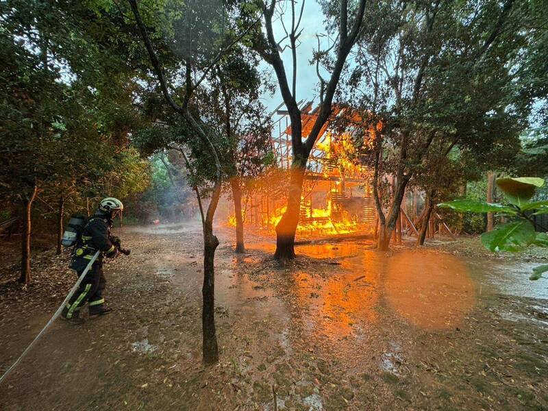 大獎娛樂城、大獎娛樂-線上新聞-晴天霹靂！台中雷雨夜驚傳火警，幼兒園臨時屋頂烈焰沖天，現場一片狼藉！