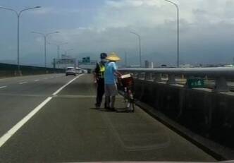 大獎娛樂城、大獎娛樂-線上新聞-奇葩景象！國道驚見8旬翁「斗笠騎行」！國5上演「慢速危機」，罰單恐噴3-6千！