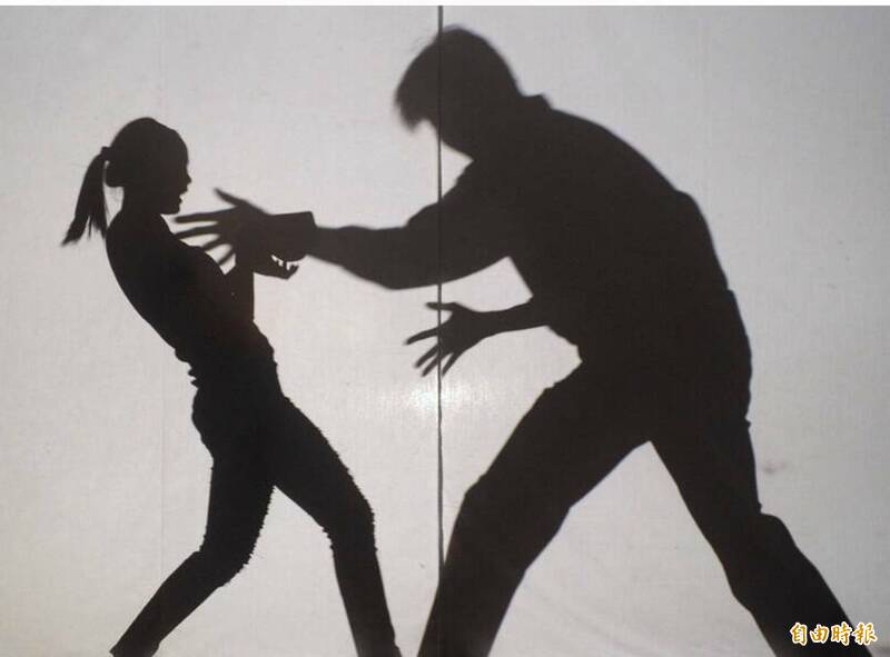 大獎娛樂城、大獎娛樂-線上新聞-師德淪喪！導師「教室抱女童」公然猥褻！大腿、胸部任其撫摸，判刑震驚社會！