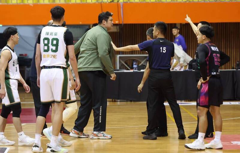 大獎娛樂城、大獎娛樂-線上新聞-籃協重拳出擊！罷賽事件後，哈孝遠遭判禁賽3年，籃壇譁然！