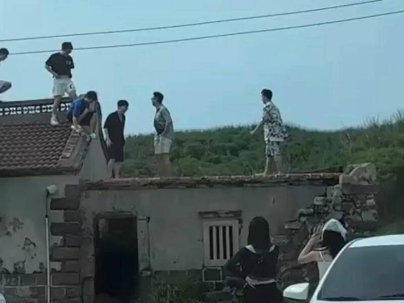 大獎娛樂城、大獎娛樂-線上新聞-無法無天！遊客竟攀爬澎湖古厝屋頂，律師揭露恐觸犯「這些」天價罰款！