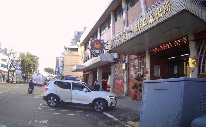 大獎娛樂城、大獎娛樂-線上新聞-生死3分鐘！1歲半女童突抽搐吐白沫，警車狂飆奪命上演現實版《飆速急診室》！