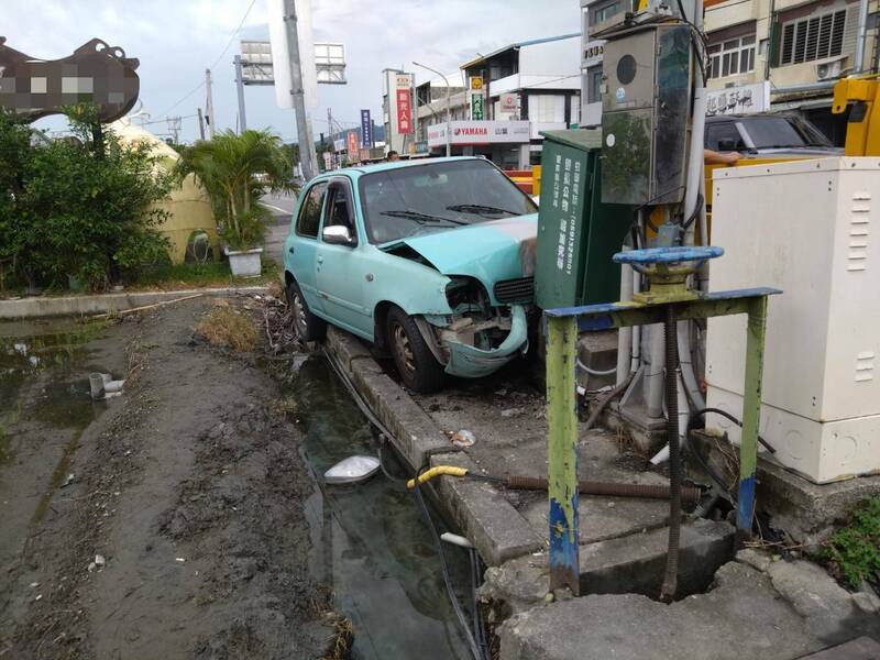 大獎娛樂城、大獎娛樂-線上新聞-離奇車禍！73歲阿嬤開車「神預判」猛撞路邊，號誌箱慘遭摧毀卡死縫隙！