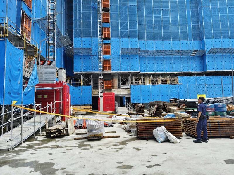 大獎娛樂城、大獎娛樂-線上新聞-驚悚墜落！泰山大樓鷹架工人從11樓失足，命危搶救中！