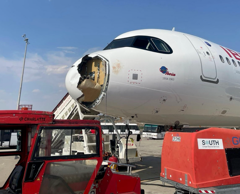 大獎娛樂城、大獎娛樂-線上新聞-驚悚瞬間！西班牙客機遭「鳥擊」緊急迫降，駭人照片首度曝光！