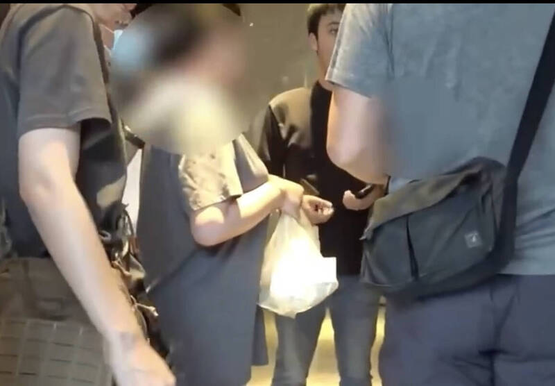 大獎娛樂城、大獎娛樂-線上新聞-惡臭社區驚見毒窟！藥頭鎖定傳播妹、經紀人販毒，警破獲毒品網絡！