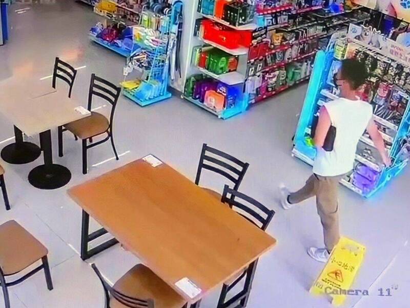 大獎娛樂城、大獎娛樂-線上新聞-破綻百出！車手「腋下夾包、脫罩抽菸」太明顯，遭警埋伏當場活逮！