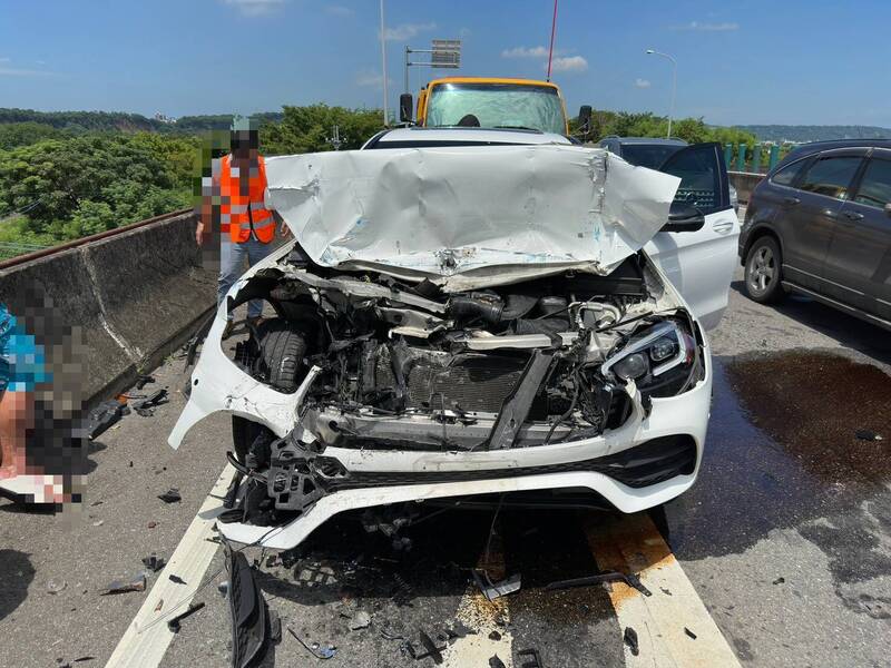 大獎娛樂城、大獎娛樂-線上新聞-苗栗驚魂！賓士追撞貨車成「廢鐵」，車頭爛毀駕駛卻奇蹟生還！