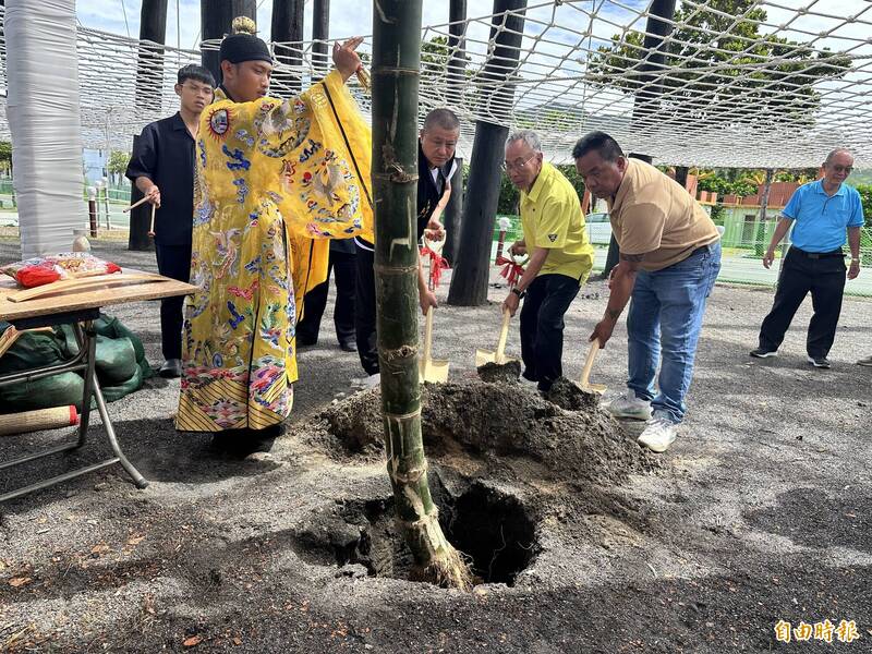 大獎娛樂城、大獎娛樂-線上新聞-陰界大門開！恆春豎孤棚「立燈篙」再現，核三廠補助50萬見證「鬼月奇觀」