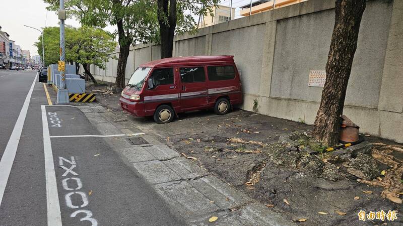 大獎娛樂城、大獎娛樂-線上新聞-彰化奇景！一輛紅色廂型車竟成「停車場釘子戶」，背後原因曝光超傻眼！