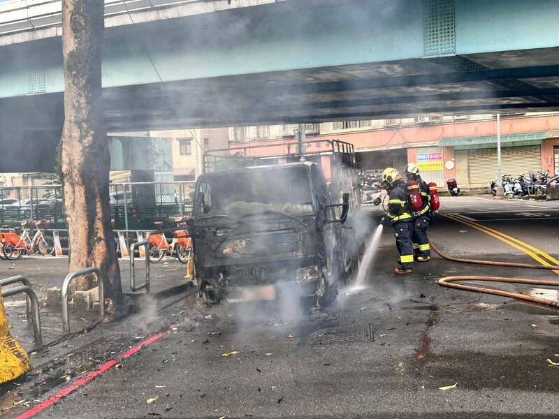 大獎娛樂城、大獎娛樂-線上新聞-台南深夜驚魂！休旅車離奇翻覆，駕駛毫髮無傷卻「GG了」！