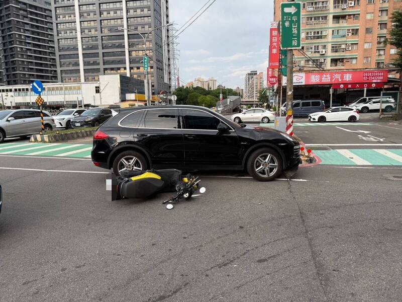 大獎娛樂城、大獎娛樂-線上新聞-囂張逆子！借老爸保時捷違規釀禍，害騎士慘遭撞飛，超跑天價維修費誰買單？