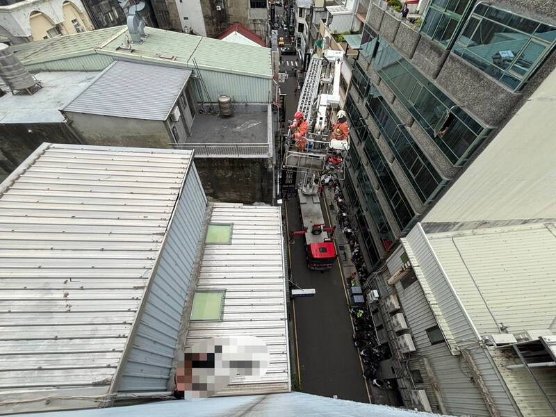 大獎娛樂城、大獎娛樂-線上新聞-醉後大丈夫真人版？竹市移工爛醉後竟睡在5樓屋頂，離奇景象引發熱議，酒後行為令人匪夷所思。