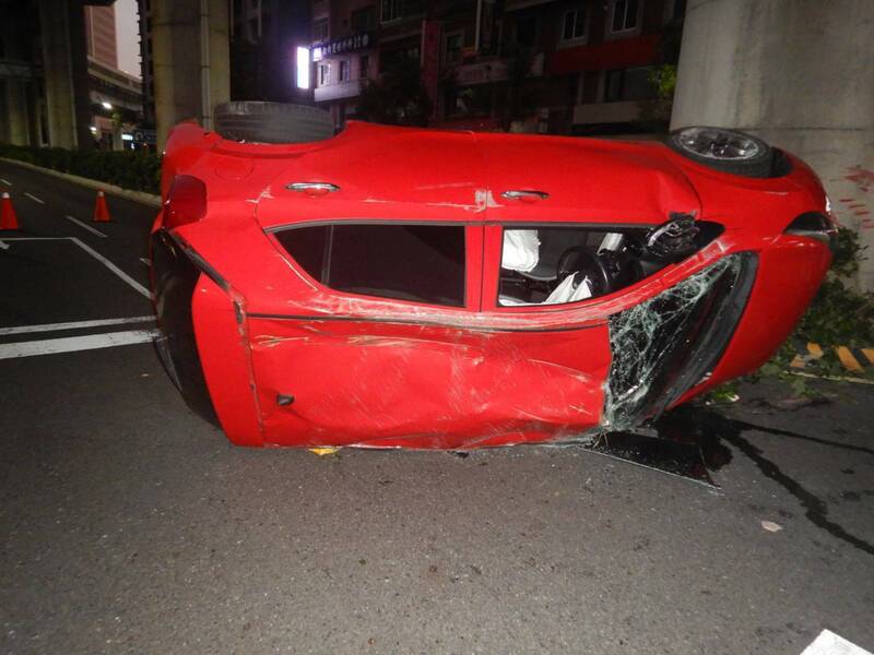 大獎娛樂城、大獎娛樂-線上新聞-台中街頭驚魂！兩車高速相撞，自小客車翻覆，女駕駛被甩出車外，一度昏迷命懸一線！