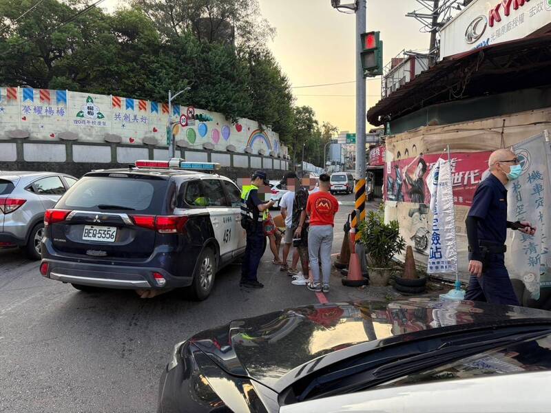 大獎娛樂城、大獎娛樂-線上新聞-山道猴再現！改裝車凌晨炸街擾民，2名騎士遭警攔截，慘吃13張罰單，付出慘痛代價！