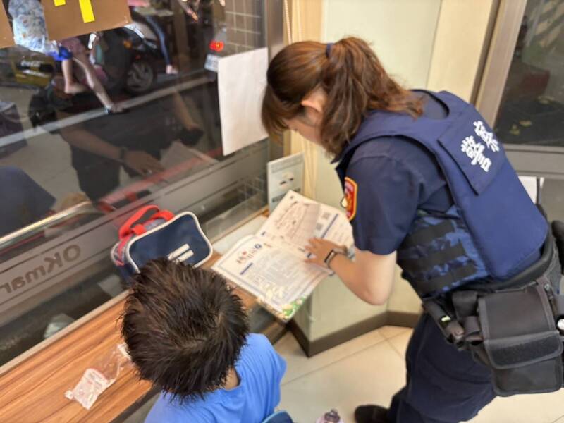 大獎娛樂城、大獎娛樂-線上新聞-暖心警破案！8歲男童在超商走失，桃園警靠「這一本」神級筆記，成功找到焦急家屬！