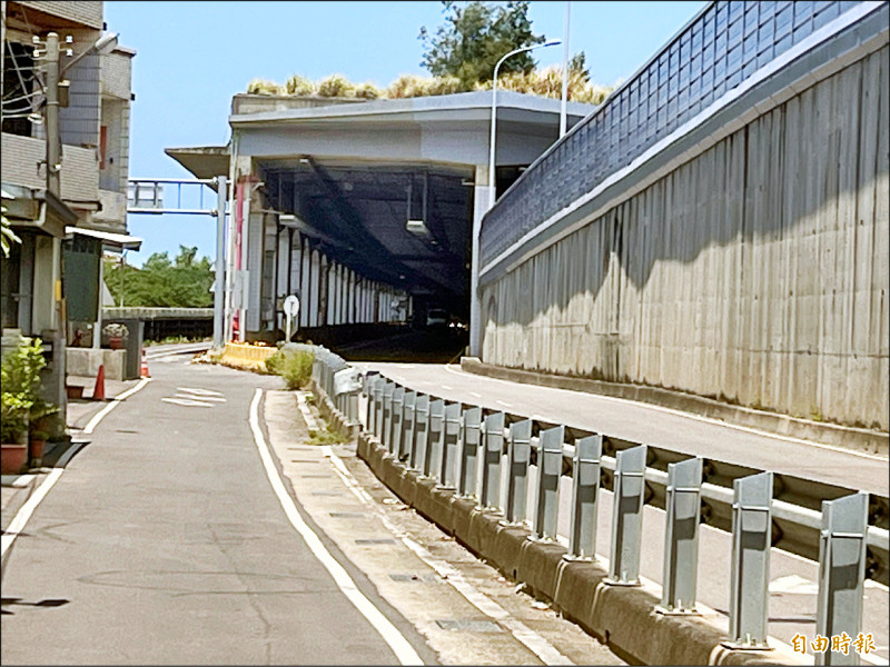 大獎娛樂城、大獎娛樂-線上新聞-生死瞬間！無照情侶掛假車牌夜遊，拒絕盤查加速狂飆，失控自撞雙雙慘死，一場玩命之旅。