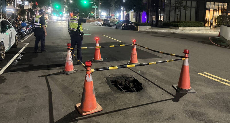 大獎娛樂城、大獎娛樂-線上新聞-高雄馬路變「天坑」！前金區驚現巨型坑洞，兩車輪胎慘損