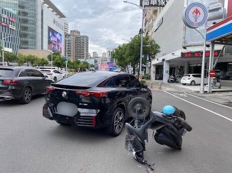 大獎娛樂城、大獎娛樂-線上新聞-邊騎車邊滑手機！男騎士撞上BMW，警方裁定「兩邊都錯」