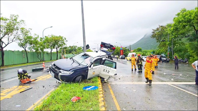 大獎娛樂城、大獎娛樂-線上新聞-悲劇！花蓮警車颱風天自撞，通緝犯慘死，警員命危！