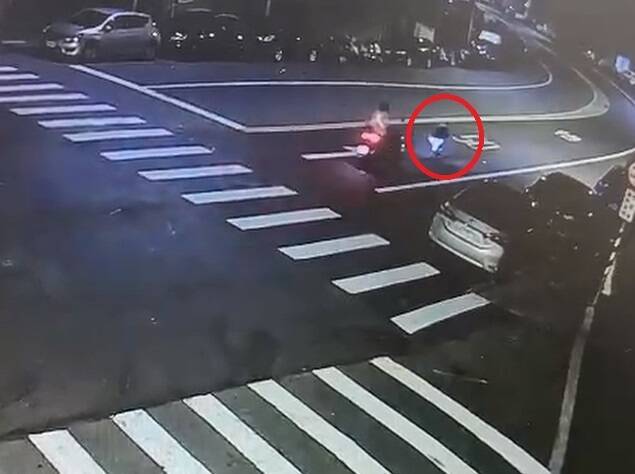 大獎娛樂城、大獎娛樂-線上新聞-玩命！男子基隆挑戰極限滑板，慘摔GG，警方追人開罰！