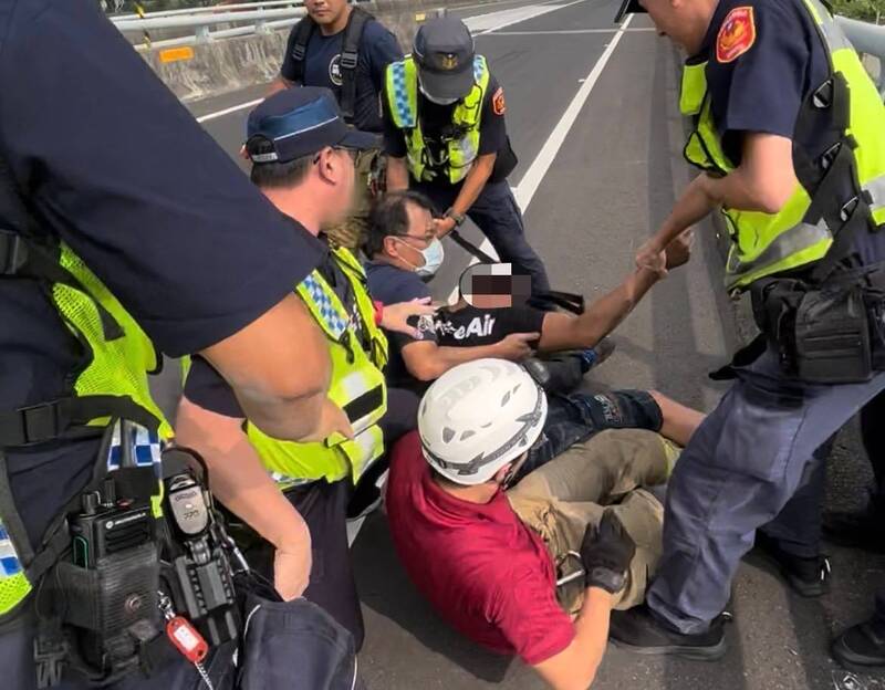 大獎娛樂城、大獎娛樂-線上新聞-教師節連假結束！男子想不開「跨坐橋墩」，警消聯手搶命畫面驚險！