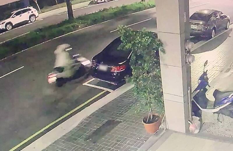 大獎娛樂城、大獎娛樂-線上新聞-【荒謬落跑】超扯肇逃！騎士撞爛賓士後「路邊變裝」逃逸！監視器拍下「變臉瞬間」揭真相！