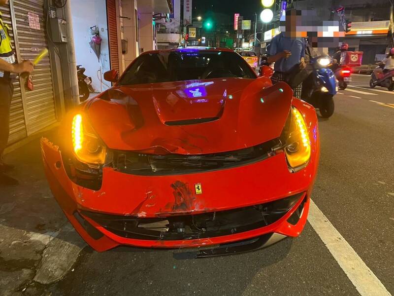 大獎娛樂城、大獎娛樂-線上新聞-【天價對撞】史上最貴車禍！市價1800萬「法拉利超跑」對決「紅牌重機」！騎士彈飛竟奇蹟輕傷！ 