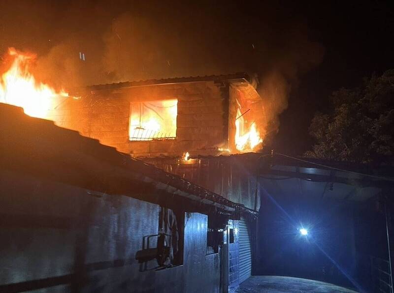 大獎娛樂城、大獎娛樂-線上新聞-【火線狂飆】南庄山區民宅「暗夜吞噬」！消防隊出動「70條水帶接力」！消防車頭文字D「飆山道運水」救災！