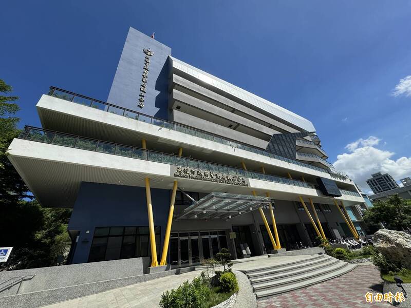 大獎娛樂城、大獎娛樂-線上新聞-【驚悚墜落】午休瞬間變煉獄！58歲婦人「高處墜樓」！嚇壞路過上班族，搶救仍宣告不治！ 